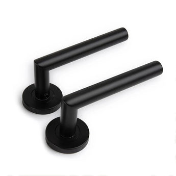 Deux poignées de porte Lucio Black de yessential.fr, au design cylindrique moderne, sont présentées sur fond blanc.