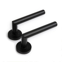 Deux poignées de porte Lucio Black de yessential.fr, au design cylindrique moderne, sont présentées sur fond blanc.