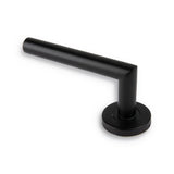 L'ensemble Lucio Black de yessential.fr est composé d'un profil en matériau cylindrique noir avec un angle moderne et d'une plaque sur la base ronde, présentée sur un fond blanc.