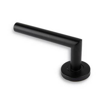 L'ensemble Lucio Black de yessential.fr est composé d'un profil en matériau cylindrique noir avec un angle moderne et d'une plaque sur la base ronde, présentée sur un fond blanc.