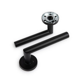 Deux poignées de porte Lucio Black de yessential.fr sont présentées sur un fond blanc : l'une est à plat et l'autre debout, montrant la plaque de montage métallique.