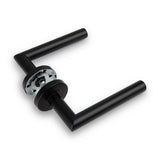 L'ensemble de la porte Lucio Black yessential.fr au design noir mat et moderne avec une plaque ronde montée dessus, présentée sur fond blanc.