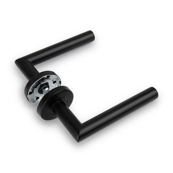 L'ensemble de la porte Lucio Black yessential.fr au design noir mat et moderne avec une plaque ronde montée dessus, présentée sur fond blanc.