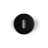 Une Rosettes Noire de yessential.fr, présentant un design circulaire noir avec une découpe ovale au centre, représentée sur un fond blanc.