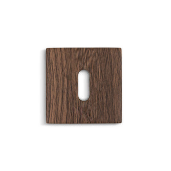 Le Rosettes Walnut de yessential.fr est un cache-trou de serrure carré en bois marron foncé avec un évidement ovale vertical, avec un grain de bois visible et idéal pour les rosaces de poignée de porte. Affiché sur un fond blanc pour un contraste saisissant.