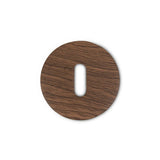 Le Rosettes Walnut de yessential.fr est un objet plat et rond en bois avec un évidement ovale vertical et une structure de grain de bois visible, représenté sur un fond blanc.