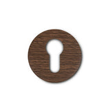 Le Rosettes Walnut de yessential.fr a un design rond avec une structure en bois et un trou de serrure classique au milieu, qui offre un contraste élégant sur un fond blanc frais.