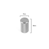 Le bouton Remo Stainless Steel Deluxe de yessential.fr a un design cylindrique texturé, mesurant 17 mm de diamètre et 28 mm de hauteur, et est affiché sur un fond blanc avec des dimensions étiquetées.