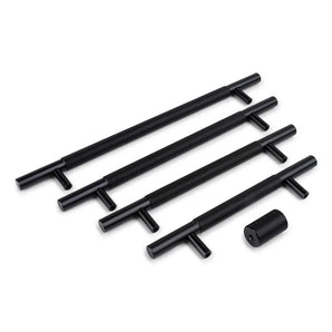 Quatre poignées Remo Black Deluxe de yessential.fr de différentes longueurs plus une petite poignée cylindrique avec moletage, le tout sur fond blanc. Les poutres latérales perpendiculaires donnent un aspect luxueux aux poignées de meubles.