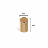 Le bouton Remo Gold Deluxe de yessential.fr présente un design cylindrique texturé doré, de 17 mm de diamètre et 28 mm de hauteur - une mise à niveau de luxe idéale pour vos meubles.