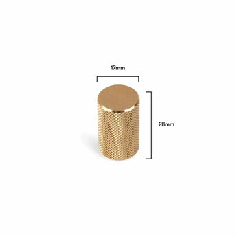 Le bouton Remo Gold Deluxe de yessential.fr présente un design cylindrique texturé doré, de 17 mm de diamètre et 28 mm de hauteur - une mise à niveau de luxe idéale pour vos meubles.