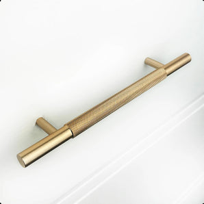 La poignée de tiroir Remo Gold Deluxe de yessential.fr a une texture dorée et une poignée moletée, qui ajoute une touche de style de poignée de cuisine de luxe à n'importe quelle porte d'armoire blanche. Parfait pour donner à votre espace une touche luxueuse.