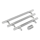 Trois clés à taraud Remo Stainless Steel Deluxe et une petite pièce cylindrique, toutes de yessential.fr, en acier inoxydable avec une texture de poignée raffinée, sont disposées sur un fond blanc.