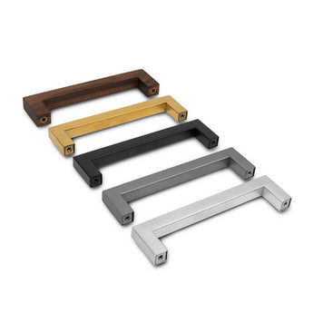 Cinq boutons de meuble Vasco Gold de yessential.fr sont disposés en diagonale, chacun dans une finition unique – bois, or, noir, gris et argent – ​​avec un design minimaliste élégant et moderne.