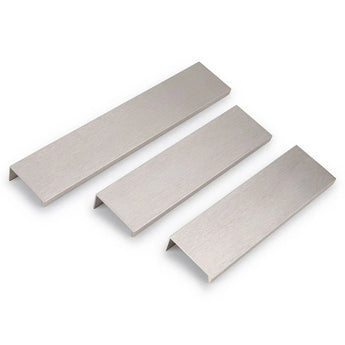 Trois poignées profilées rectangulaires Enzo en acier inoxydable de yessential.fr, au design minimaliste en forme de L et finition en métal brossé, sont placées en diagonale sur un fond blanc. Chaque poignée d'angle a une longueur légèrement différente.