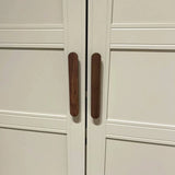 Une paire de portes d'armoire Arriero Walnut de yessential.fr comporte des poignées verticales en bois rapprochées au centre, créant une illusion d'optique rappelant un hot-dog brun.