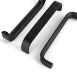 Trois poignées Leonardo Black Deluxe de yessential.fr sont présentées sur une surface blanche, chacune avec un design élégant et moderne avec des coins arrondis et des bords lisses sous différentes perspectives.