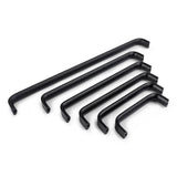 Six poignées Leonardo Black Deluxe de yessential.fr, chacune avec un design simple et moderne avec des coins inclinés et des longueurs variables, sont alignées sur un fond blanc.