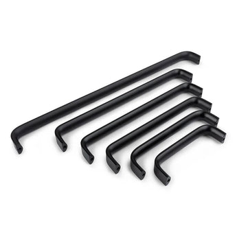 Six poignées Leonardo Black Deluxe de yessential.fr, chacune avec un design simple et moderne avec des coins inclinés et des longueurs variables, sont alignées sur un fond blanc.