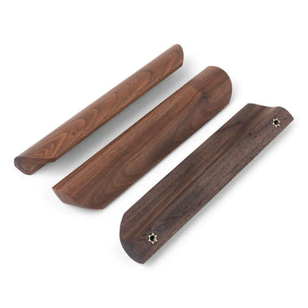 Trois poignées en noyer Lucasso de yessential.fr sont présentées sur un fond blanc, avec une finition lisse, des formes de bords uniques et deux trous de vis en forme d'étoile - idéales pour un décor naturel.