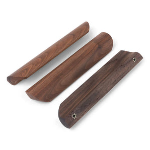Trois poignées en noyer Lucasso de yessential.fr sont présentées sur un fond blanc, avec une finition lisse, des formes de bords uniques et deux trous de vis en forme d'étoile - idéales pour un décor naturel.