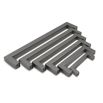 Cinq poignées Vasco Gunmetal de yessential.fr de différentes tailles, disposées en forme d'éventail sur un fond blanc. Ces poignées rectangulaires résistantes aux empreintes digitales ont un design moderne et minimaliste.