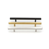 La poignée Marano Black de yessential.fr présente une conception de barre simple avec deux supports, ici empilés verticalement en noir, or et argent sur un fond blanc.