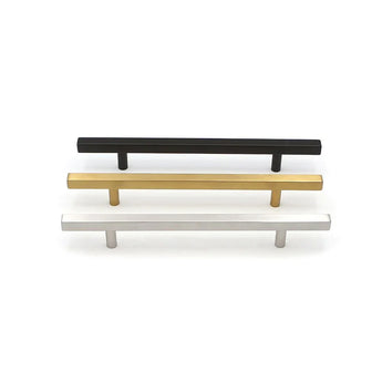 La poignée Marano Black de yessential.fr présente une conception de barre simple avec deux supports, ici empilés verticalement en noir, or et argent sur un fond blanc.