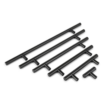 Cinq poignées d'armoire en T en métal noir Remo de yessential.fr, de différentes longueurs, sont présentées en diagonale sur un fond blanc, pour mettre en valeur les options de taille modernes pour les poignées d'armoires de cuisine.