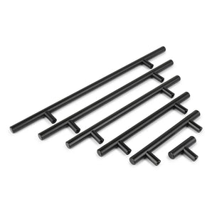 Cinq poignées d'armoire en T en métal noir Remo de yessential.fr, de différentes longueurs, sont présentées en diagonale sur un fond blanc, pour mettre en valeur les options de taille modernes pour les poignées d'armoires de cuisine.