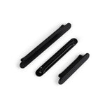 Trois poignées Arriero Black Deluxe de yessential.fr, chacune avec une longueur différente et des coins arrondis, sont placées en diagonale sur un fond blanc.