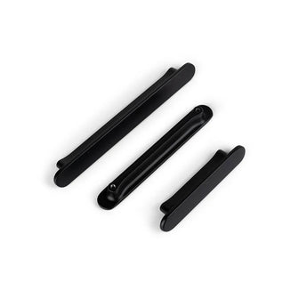 Trois poignées Arriero Black Deluxe de yessential.fr, chacune avec une longueur différente et des coins arrondis, sont placées en diagonale sur un fond blanc.