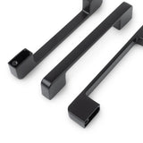 Trois élégantes poignées Ramiro Black Deluxe de yessential.fr, chacune avec des bords tranchants et des trous de vis visibles, sont positionnées en diagonale sur un fond blanc.