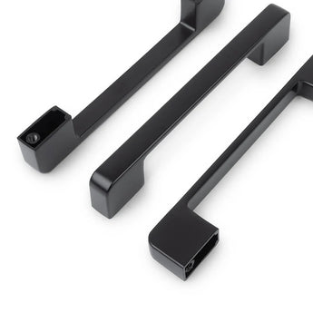 Trois élégantes poignées Ramiro Black Deluxe de yessential.fr, chacune avec des bords tranchants et des trous de vis visibles, sont positionnées en diagonale sur un fond blanc.