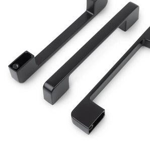 Trois élégantes poignées Ramiro Black Deluxe de yessential.fr, chacune avec des bords tranchants et des trous de vis visibles, sont positionnées en diagonale sur un fond blanc.