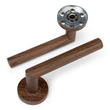 Deux poignées de porte en bois Lucio Walnut de yessential.fr, présentant un design cylindrique avec une plaque de montage en métal apparent, sont présentées sur un fond blanc - parfaites comme poignée de porte intérieure élégante.