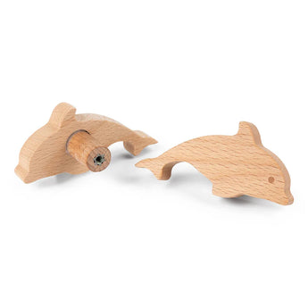 Ensemble de deux boutons de meubles en bois Bambino Dolphin de yessential.fr, avec des figures de dauphins - un profil latéral, un arrière avec vis en métal. Idéale comme poignée de porte dauphin en bois pour une chambre d'enfant.