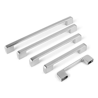 Quatre poignées chromées Ramiro Chrome Deluxe de yessential.fr de différentes longueurs sont alignées parallèlement sur un fond blanc, la poignée d'armoire de cuisine la plus courte étant à l'avant.