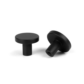 Deux boutons de meuble Marizo Black de yessential.fr, au design minimaliste et à la finition mate, sont présentés sur un fond blanc - un droit et un sur le côté, avec les vues du dessus et du côté visibles.