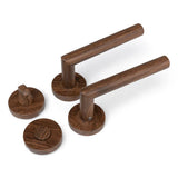 L'ensemble Lucio Walnut de yessential.fr se compose de deux poignées de porte en bois avec poignées cylindriques, d'une serrure ronde assortie et d'une petite poignée pivotante en noyer foncé, le tout sur fond blanc - idéal pour une touche naturelle dans n'importe quelle pièce.