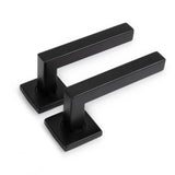 Deux poignées de porte Domaso Black de yessential.fr, avec base carrée et poignées horizontales droites, sont présentées sur fond blanc.