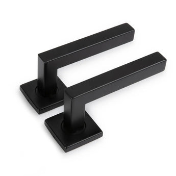 Deux poignées de porte Domaso Black de yessential.fr, avec base carrée et poignées horizontales droites, sont présentées sur fond blanc.