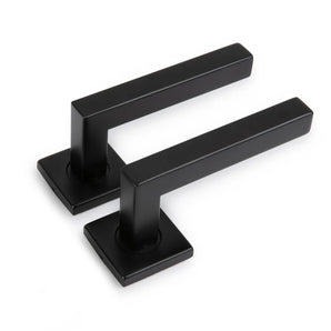 Deux poignées de porte Domaso Black de yessential.fr, avec base carrée et poignées horizontales droites, sont présentées sur fond blanc.