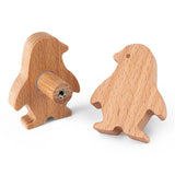 Les boutons d'armoire en bois Bambino Penquin de yessential.fr sont livrés par lot de deux. Fabriqué à partir de bois de couleur claire, un bouton montre l'avant du pingouin et l'autre l'arrière de la vis. Idéal comme bouton de meuble pour chambre d'enfant ou bouton de porte pingouin.