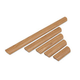 Cinq chevilles en bois de chêne Lucasso de yessential.fr, conçues comme des poignées en bois avec un dessus arrondi et un fond plat, sont présentées par ordre décroissant sur fond blanc.