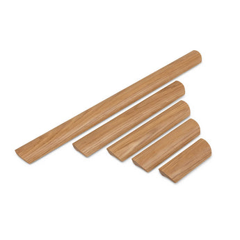 Cinq chevilles en bois de chêne Lucasso de yessential.fr, conçues comme des poignées en bois avec un dessus arrondi et un fond plat, sont présentées par ordre décroissant sur fond blanc.