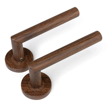 Deux poignées de porte modernes et cylindriques en bois Lucio Walnut de yessential.fr avec base ronde sont présentées sur un fond blanc - parfaites comme poignée de porte intérieure élégante pour tout espace contemporain.
