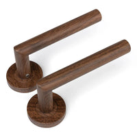 Deux poignées de porte modernes et cylindriques en bois Lucio Walnut de yessential.fr avec base ronde sont présentées sur un fond blanc - parfaites comme poignée de porte intérieure élégante pour tout espace contemporain.