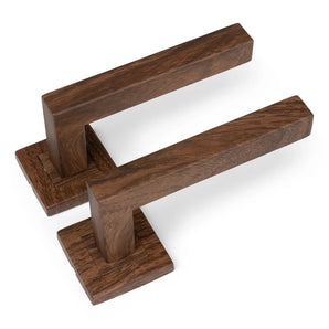 Deux poignées de porte Domaso Walnut de yessential.fr avec une base carrée et un design angulaire élégant sont placées côte à côte sur un fond blanc - parfaites pour une porte intérieure élégante.