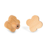 Deux boutons de meuble Bambino Clover de yessential.fr, un droit avec trou de vis visible et un plat, montrent leur motif de trèfle à quatre feuilles - idéal pour égayer une chambre d'enfant.